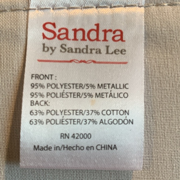 NWOT Sandra by Sandra Lee set of 8 silver metallic placemats. Approx 18” x 13” - Picture 2 of 6